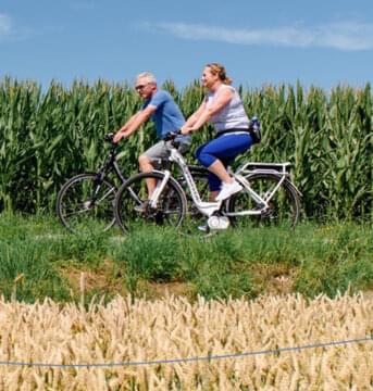 Mann und Frau beim Fahrrad fahren